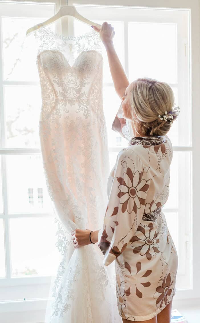 Hochzeitsfoto von Braut beim Getting Ready in Kimono