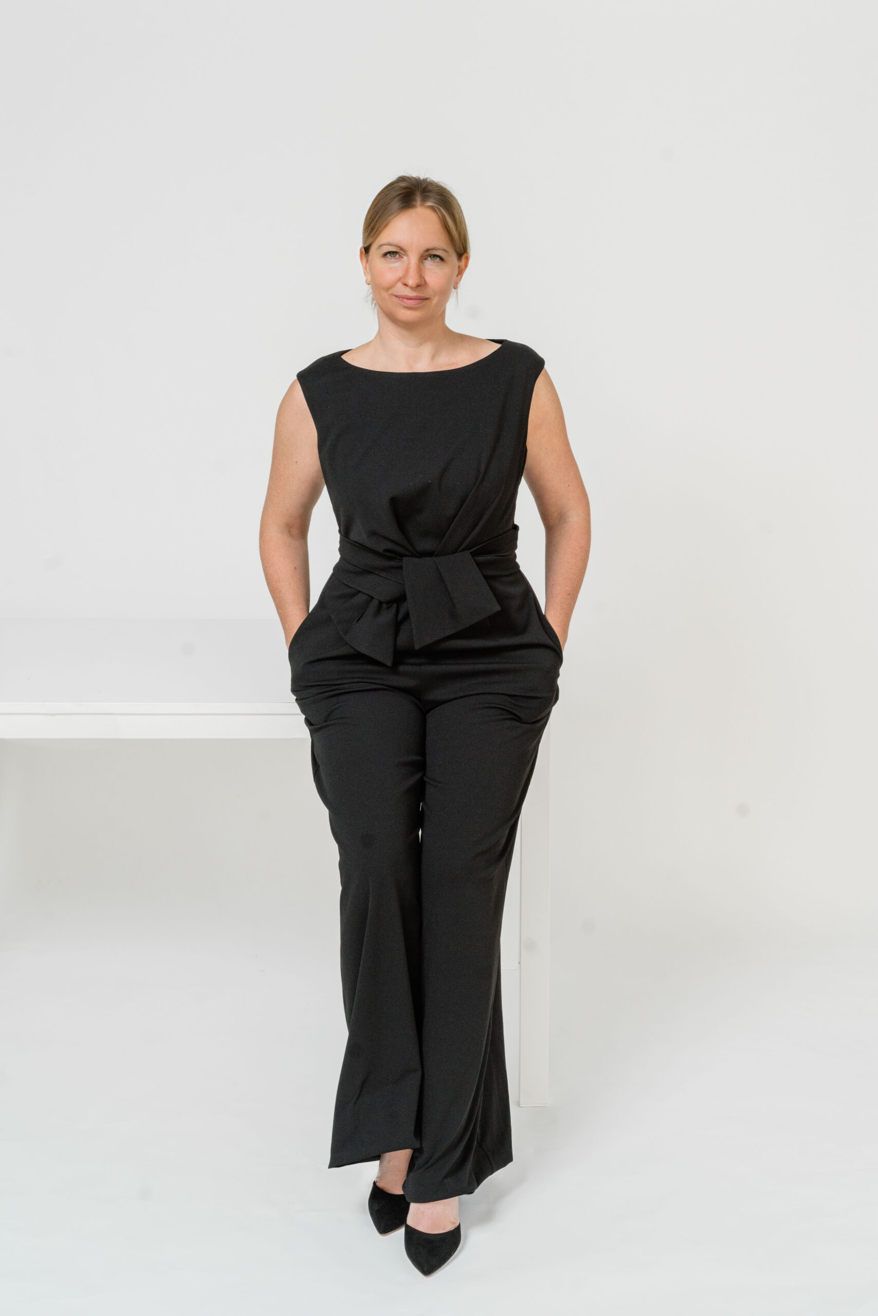 Hochzeitsfotografin Astrid Neumann im schwarzen Hosenanzug