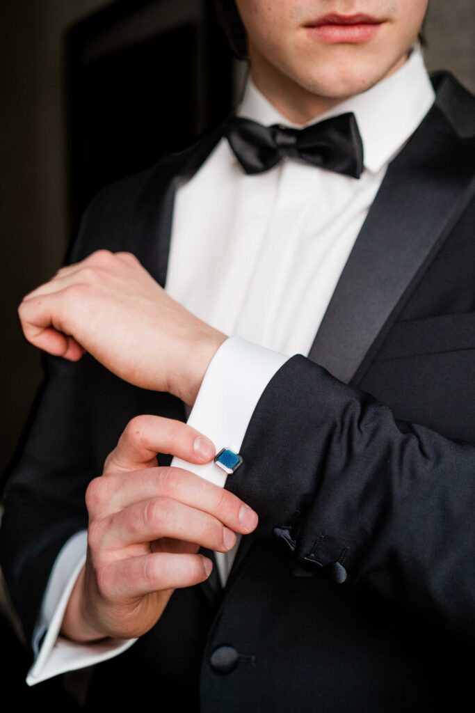 Bräutigam in Black TIe look und manchetten knopf