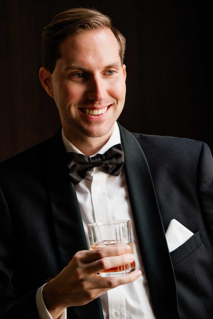Bräutigam in black tie smoking