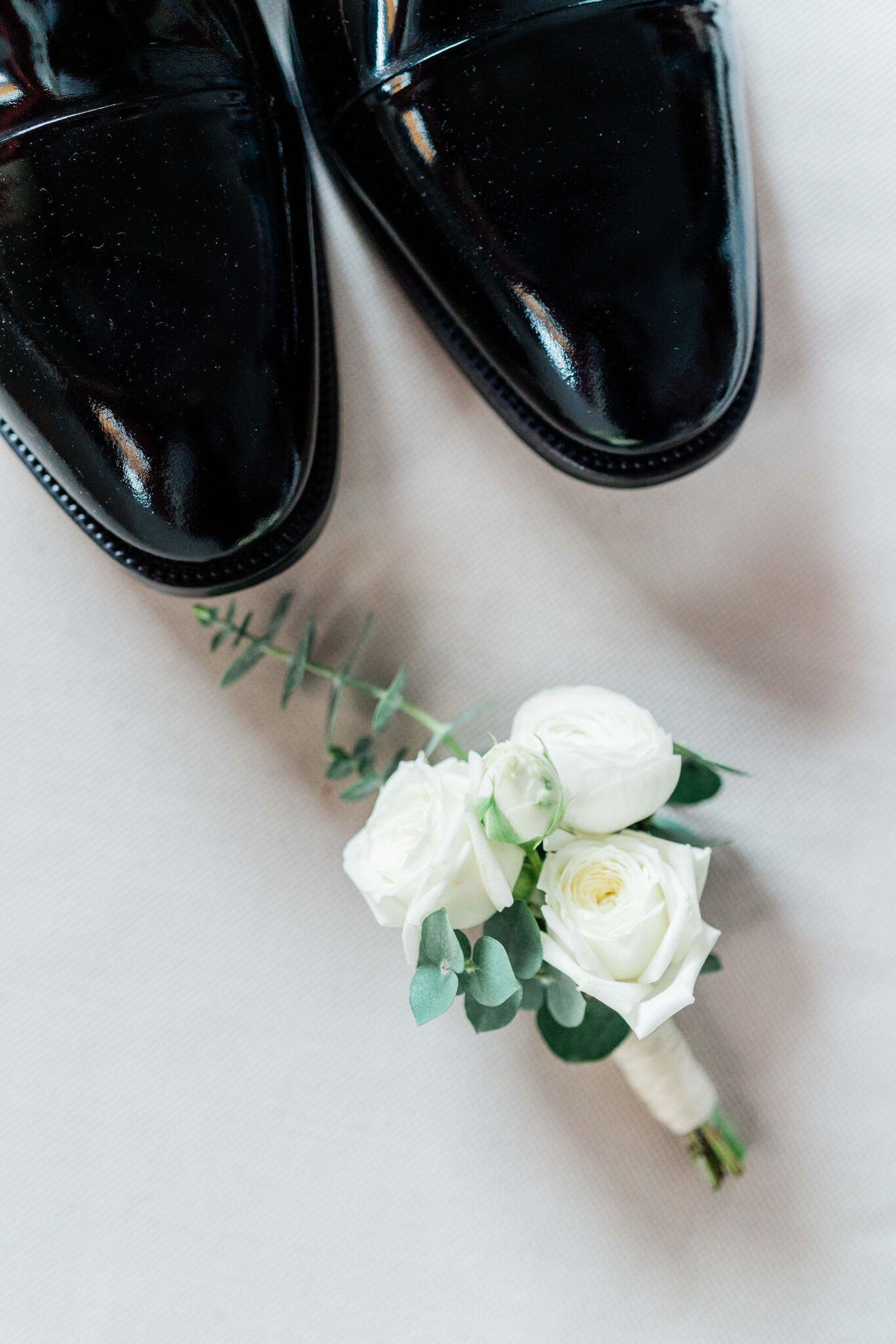 Lackschuhe eines Bräutigams und Blumen