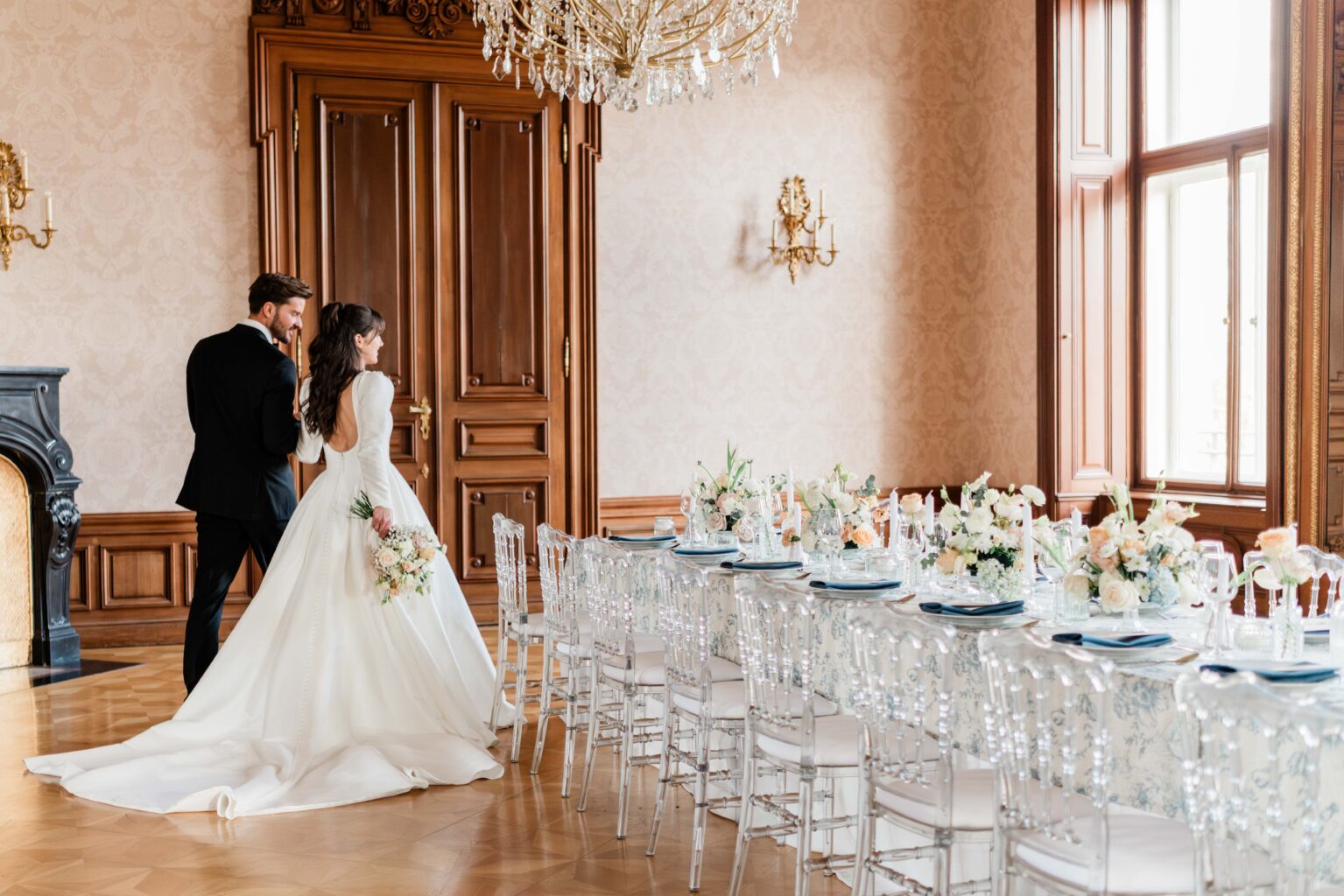 Hochzeitsfotos von einem Brautpaar vor einem gedeckten Tisch in einem Palais in Wien