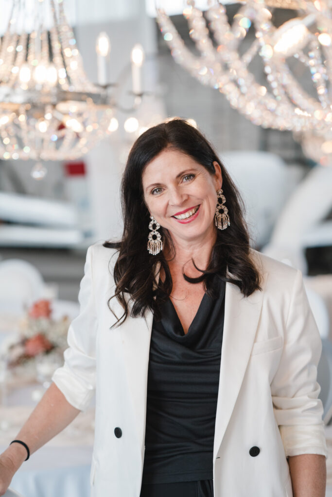 Ursula Köllner, Wedding Planerin vor einem eleganten Luster Setting