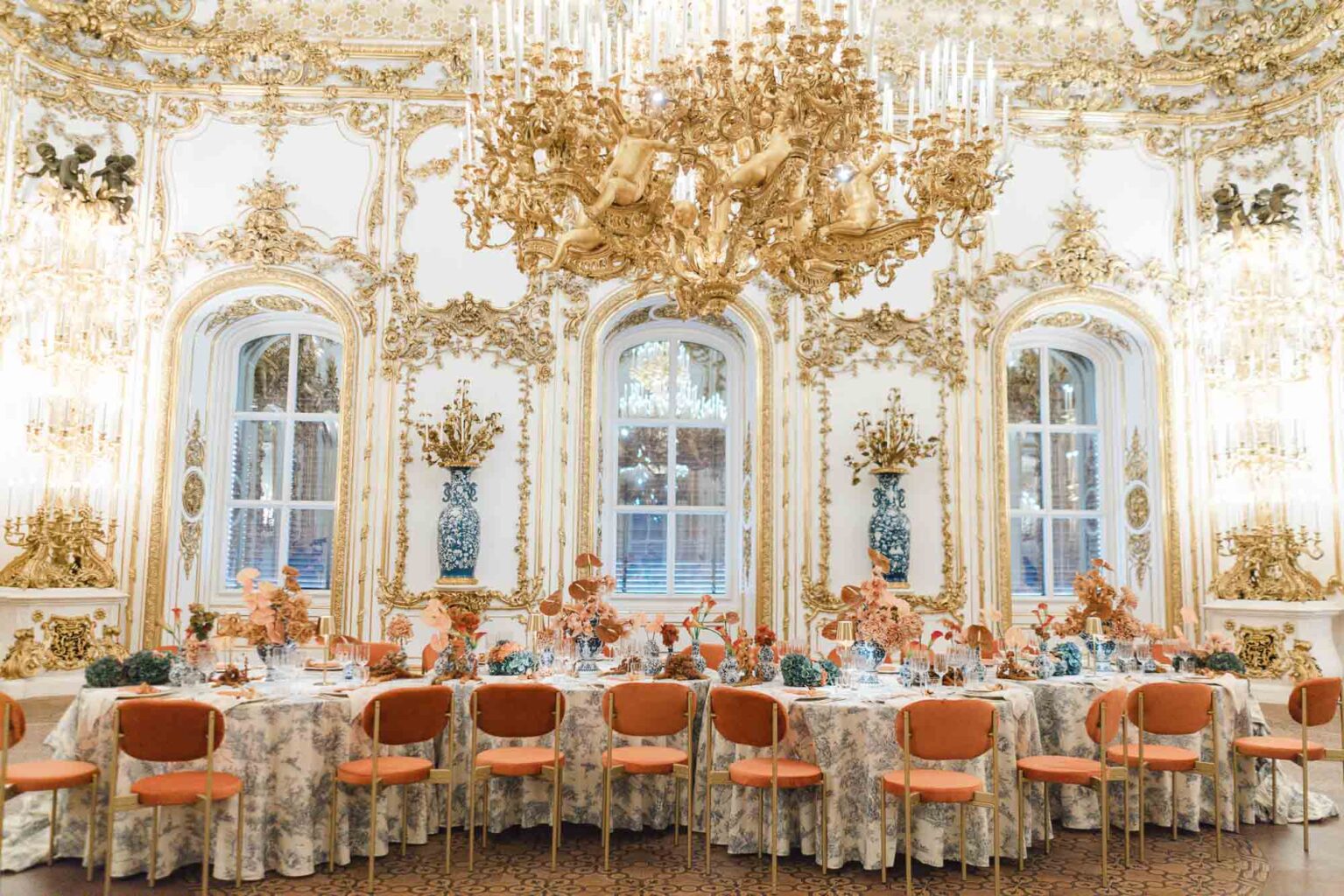 Hochzeitstisch mit Deko in blau und orange im Stadtpalais Liechtenstein