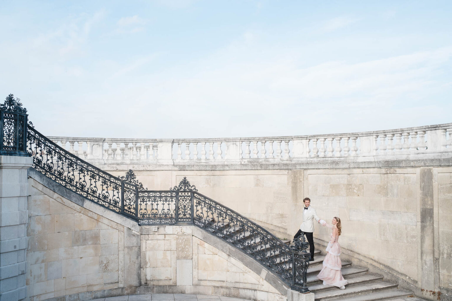 Brautpaar im Freien in Schloss Hof auf einer langen Treppe