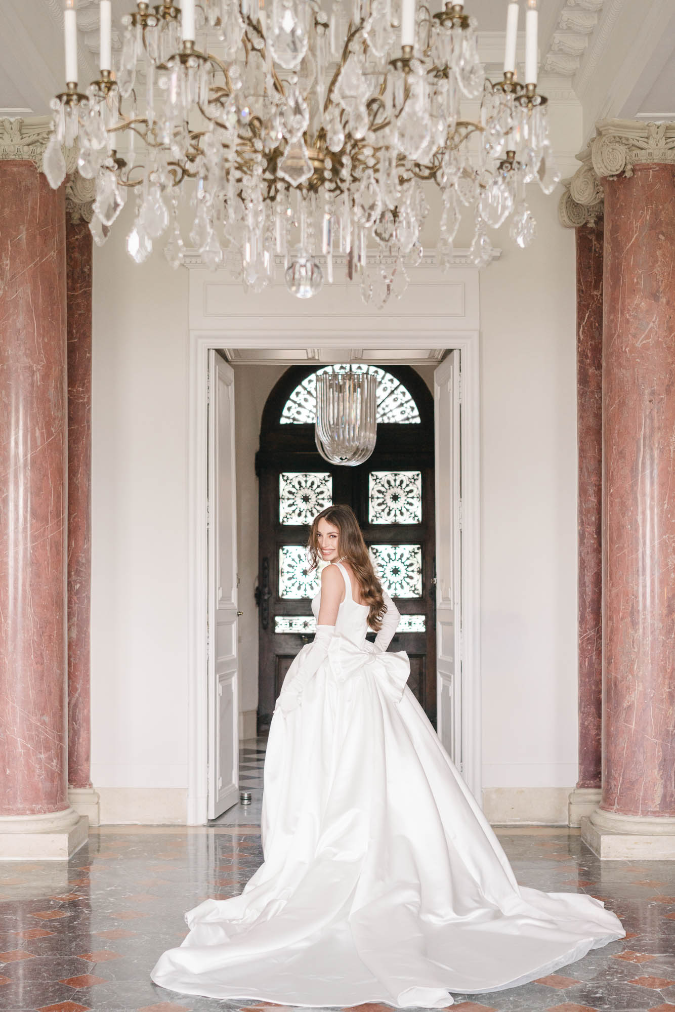 Braut in opulentem weißen Kleid drehend und lachend