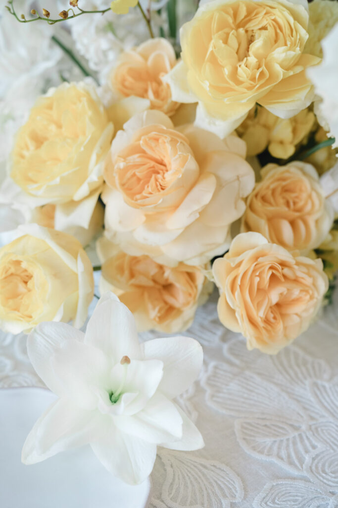 Blumenschmuck Hochzeit gelb