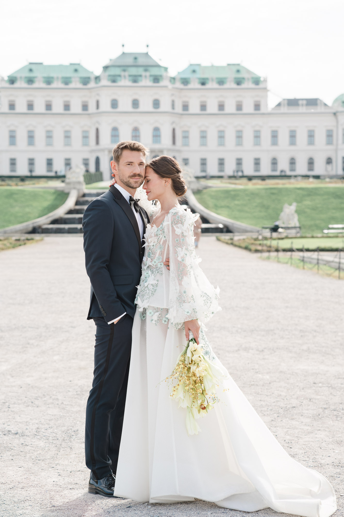 Brautpaar im Garten des Schloss Belvedere in Wien