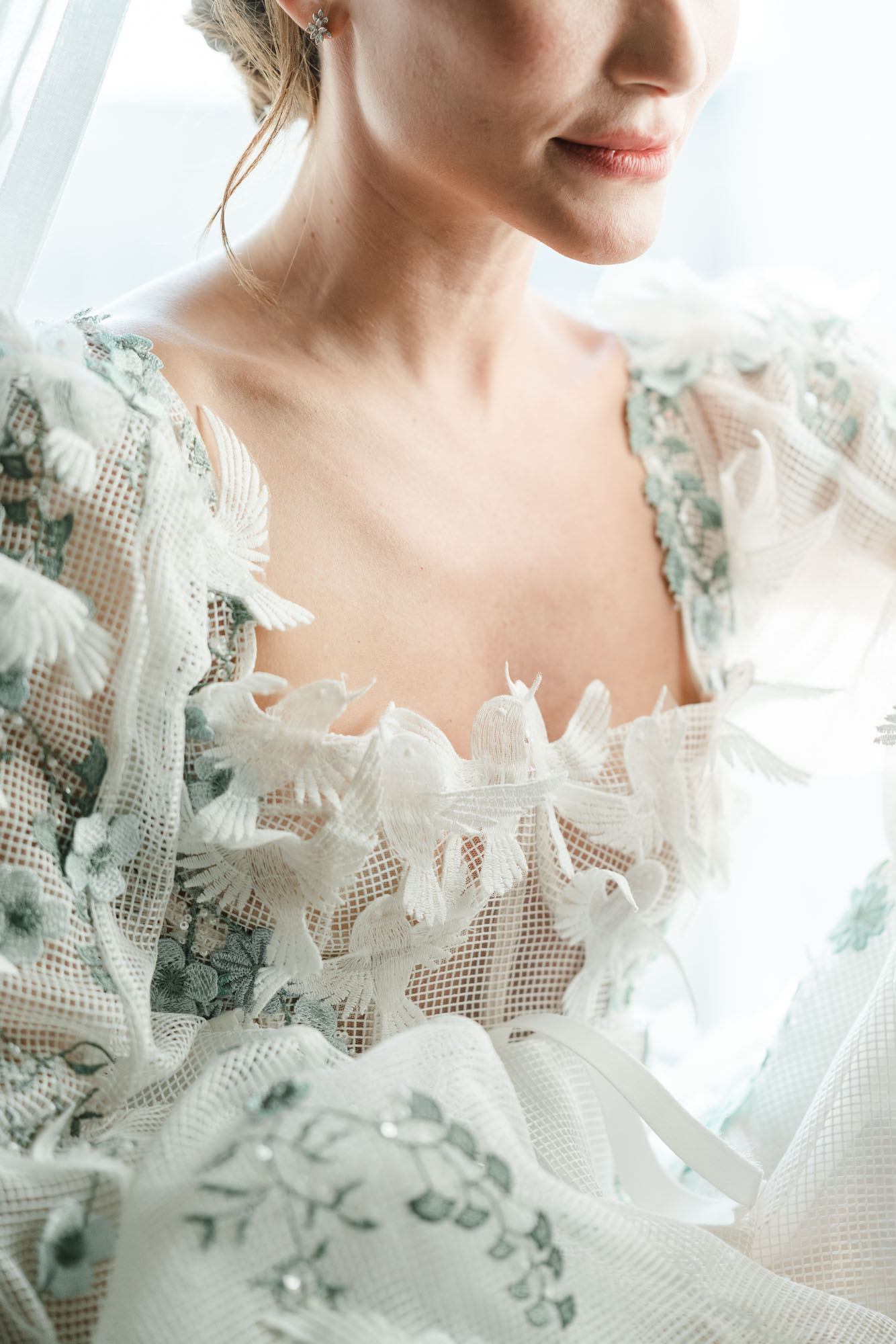 Braut mit modernen Hochzeitskleid in türkis mit Vögel