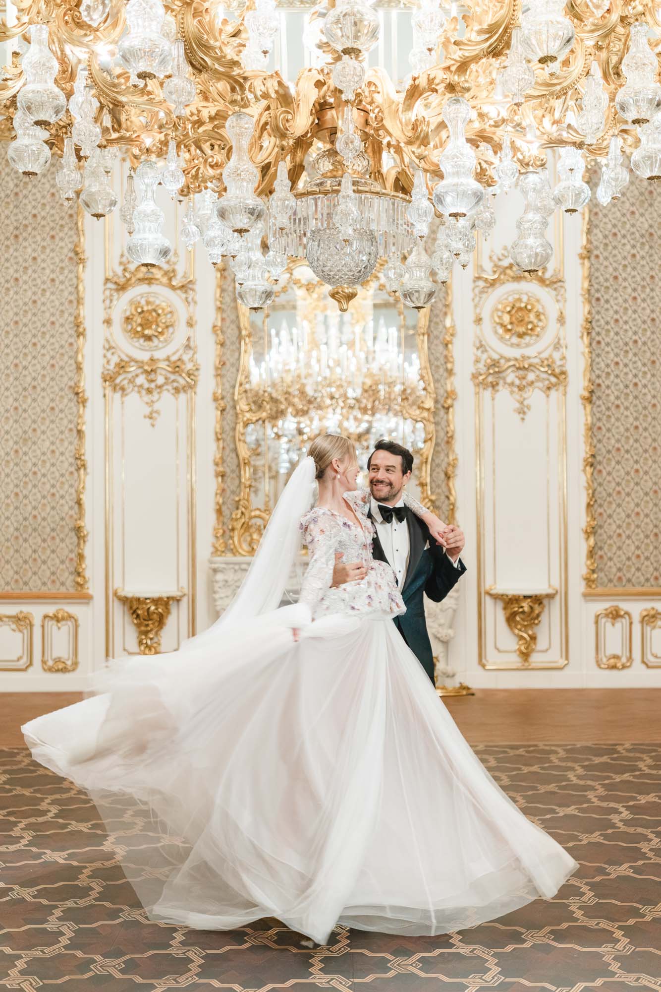 Brautpaar tanzt im Stadtpalais Liechtenstein in Wien