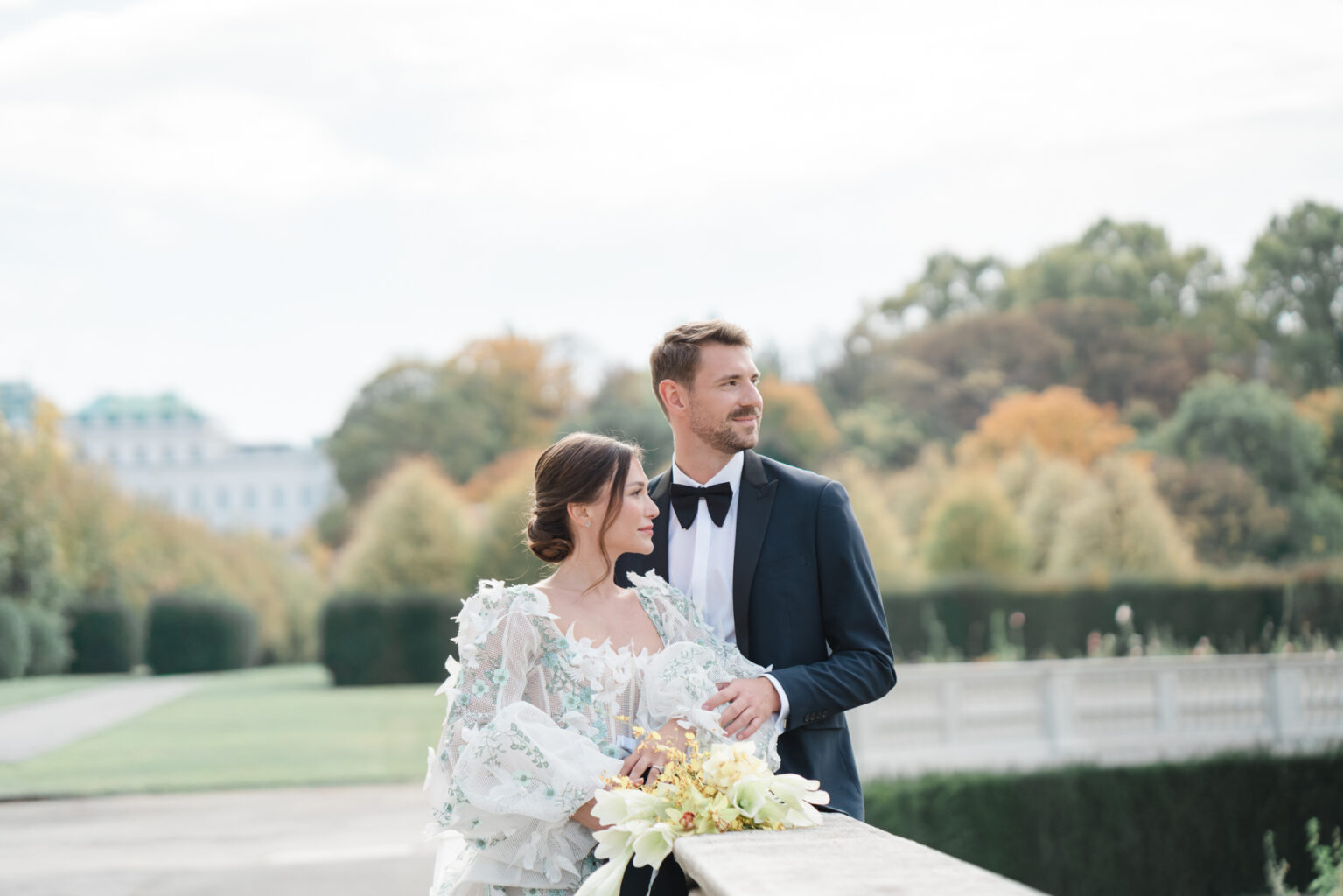 Brautpaar sieht in die Ferne vor dem Schloss Belvedere in Wien